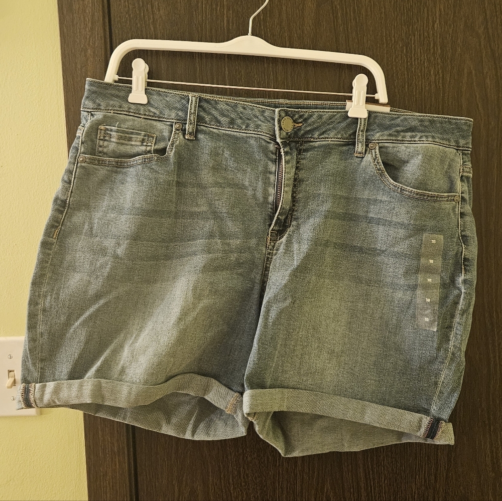 NWT Lane Bryant Mid-Rise Essential Stretch Girlfriend Short Size 18 Lightwash